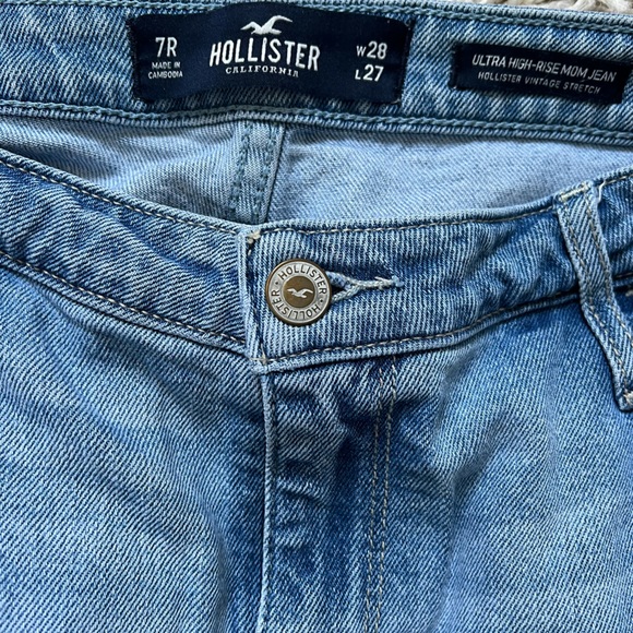 Hollister Ultra High Rise Mom Jeans - Picture 3 of 4